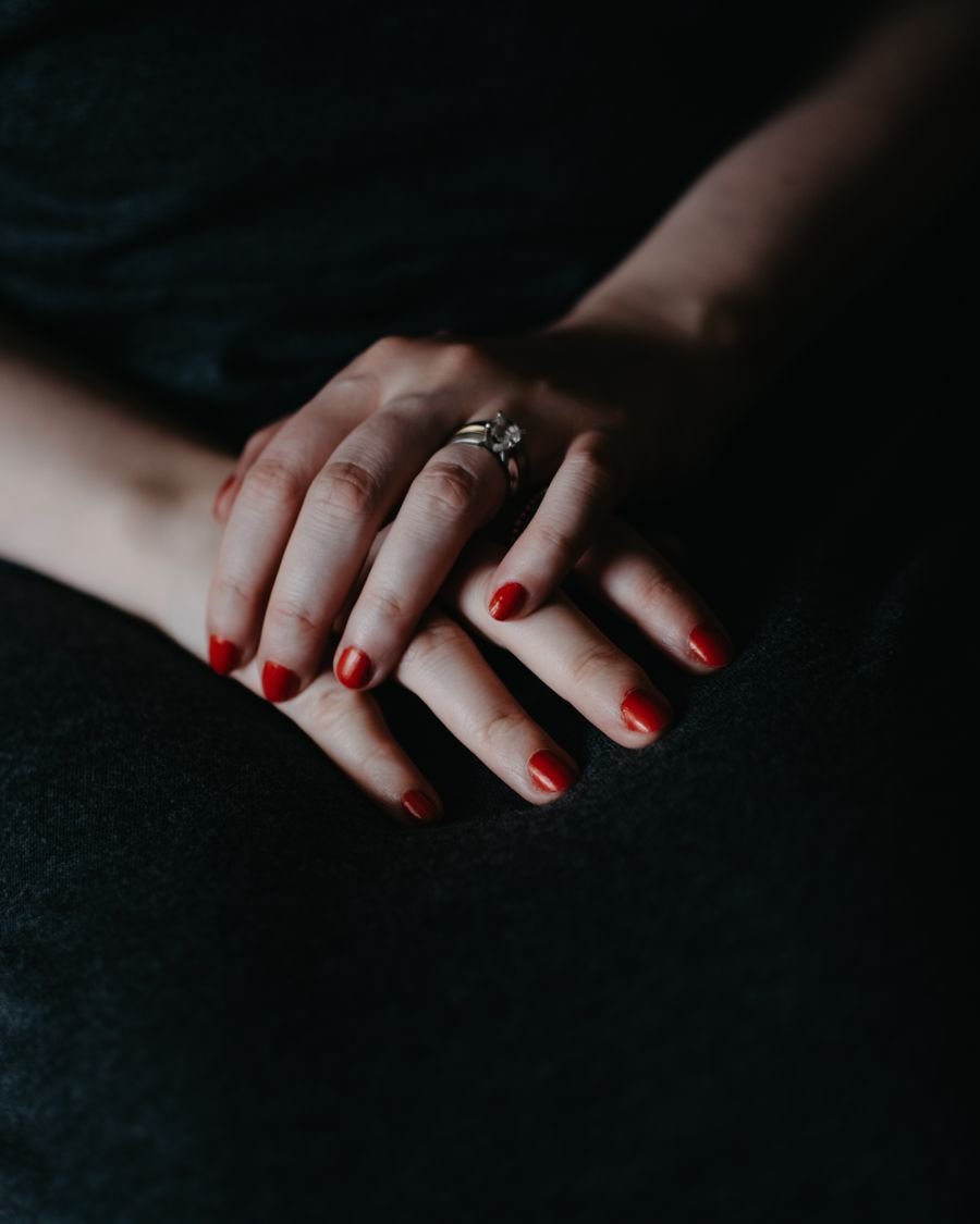 Klassische rote Nägel mit Diamantring