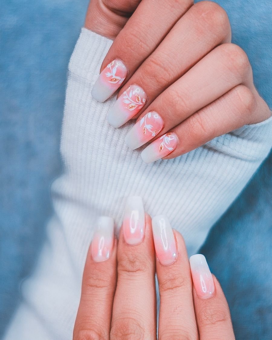 Babyboomer-Ombré mit zarten Blüten-Nail-Art